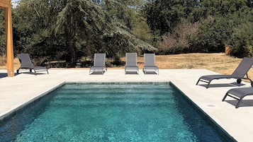 Una piscina al aire libre de temporada
