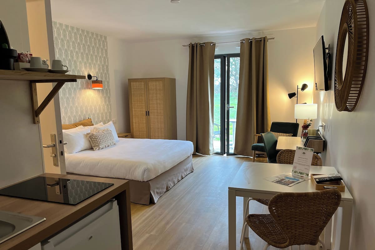 Deluxe Room | Blackout drapes, iron/ironing board, free WiFi, bed sheets