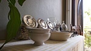 Una mesa con cuencos y una jarrón sobre un mantel a cuadros.
