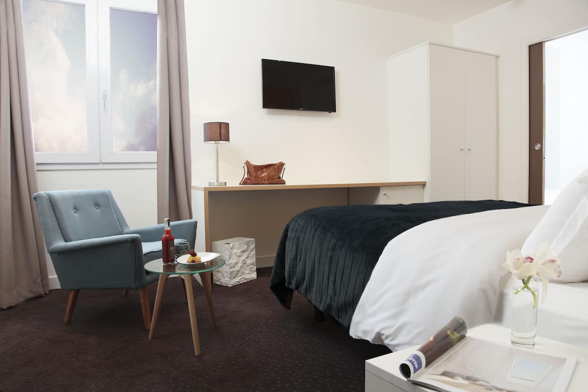 Peralatan tempat tidur premium, meja, ruang kerja komputer riba