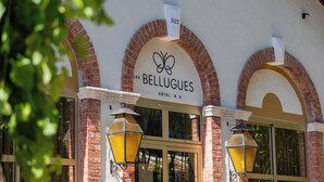 Een hotelentree met een bord waarop 