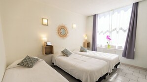 Driepersoonskamer | Luxe beddengoed, een bureau, een strijkplank/strijkijzer, gratis wifi