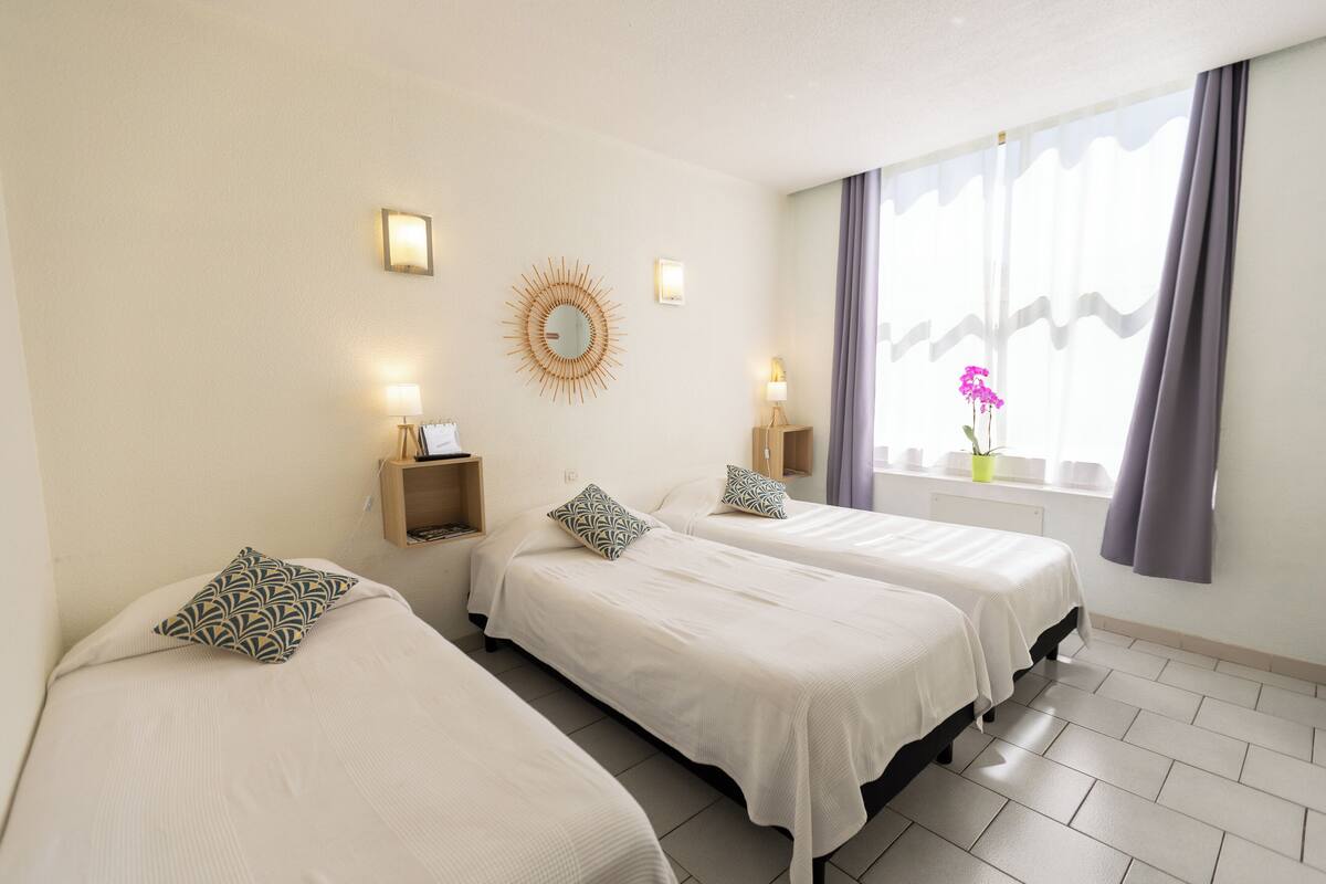 Habitación triple | Ropa de cama de alta calidad, escritorio, tabla de planchar con plancha