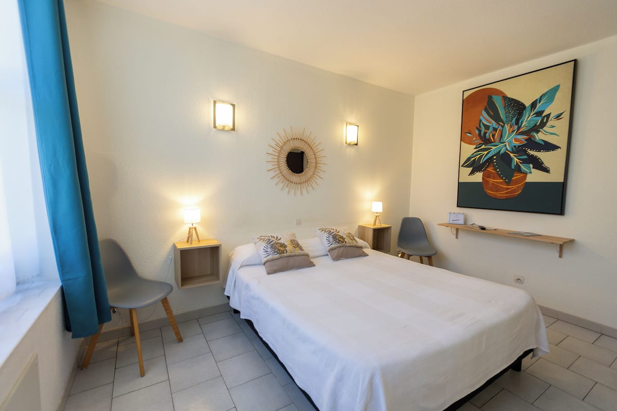 Double Room | Peralatan tempat tidur premium, dihias secara berasingan, meja