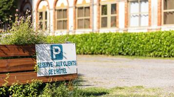 Sinal indicando área de estacionamento reservada para hóspedes do hotel.