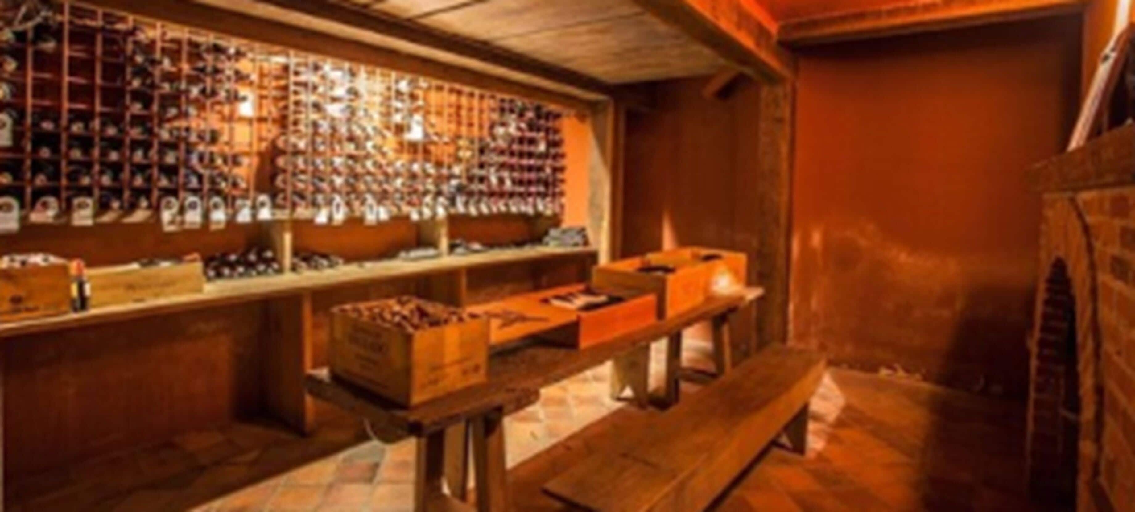 Loja de sapatos com prateleiras e mesas de madeira exibindo diversos calçados.