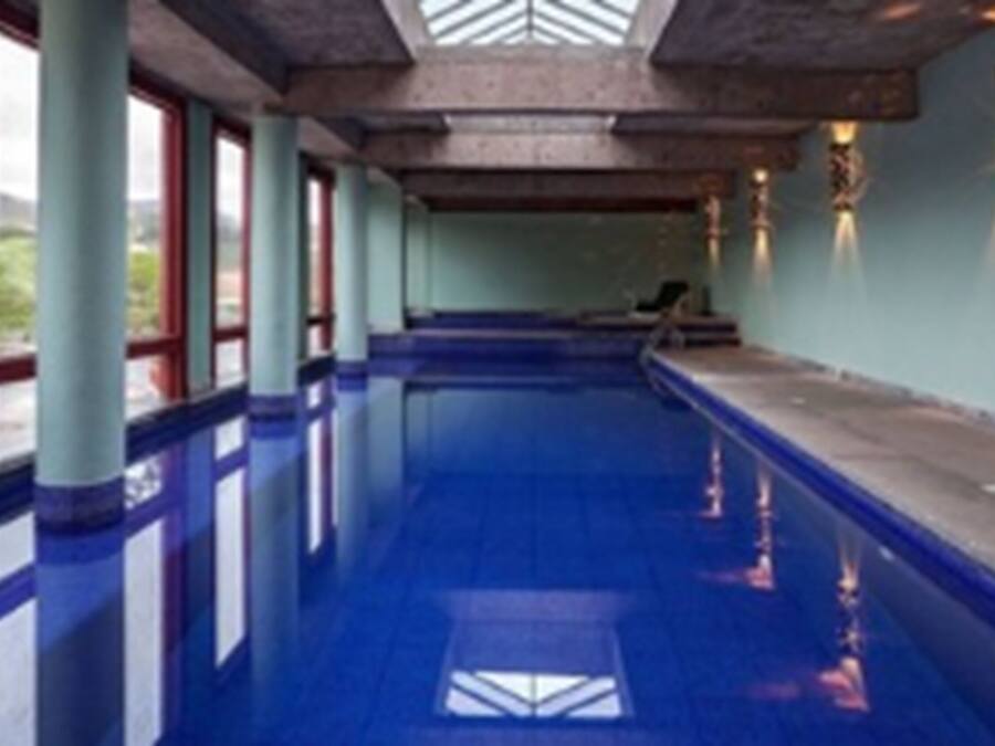 Een binnenzwembad, een buitenzwembad, parasols voor strand/zwembad