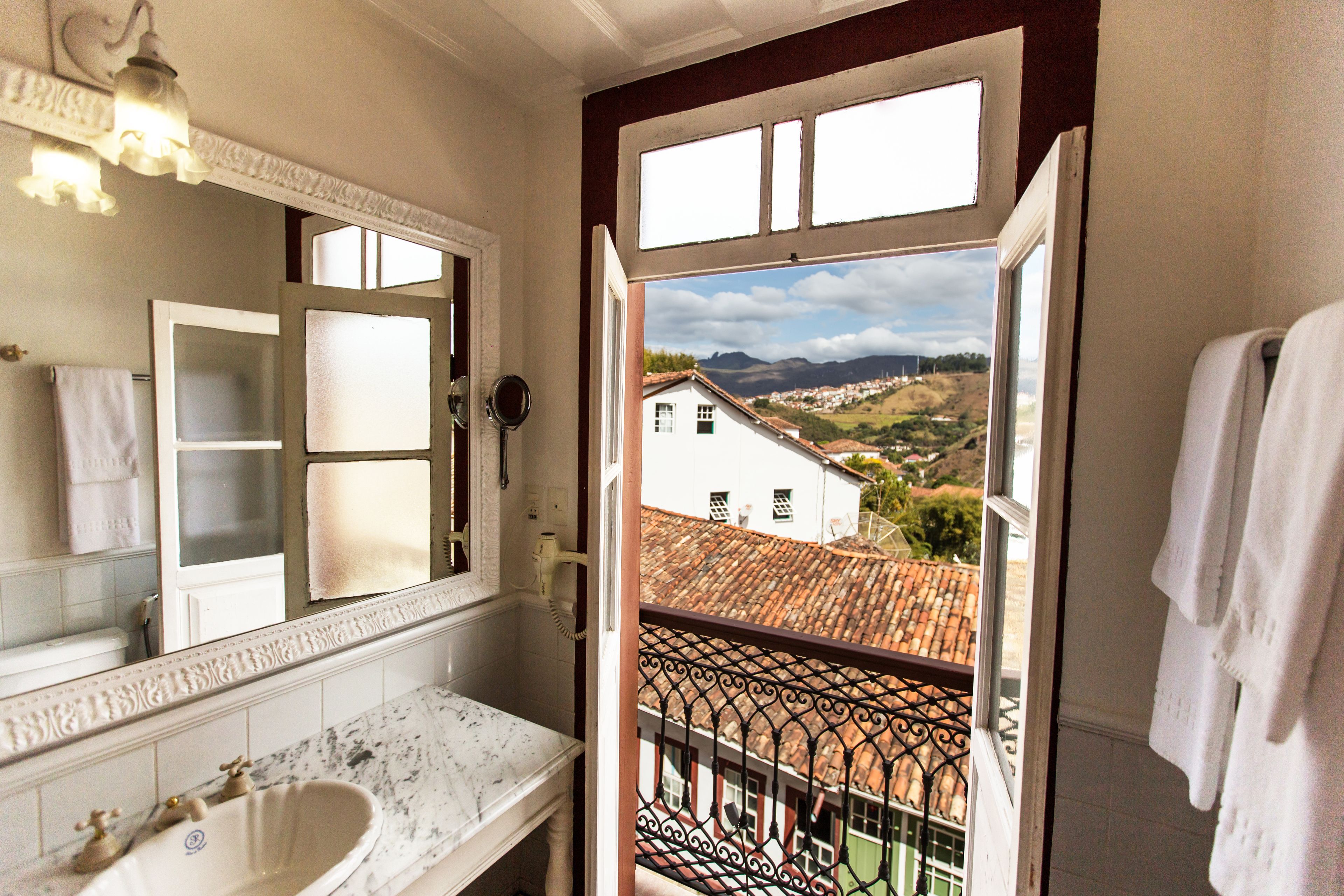 Deluxe Triple Room | Bathroom | Shower, free toiletries, hair dryer, towels