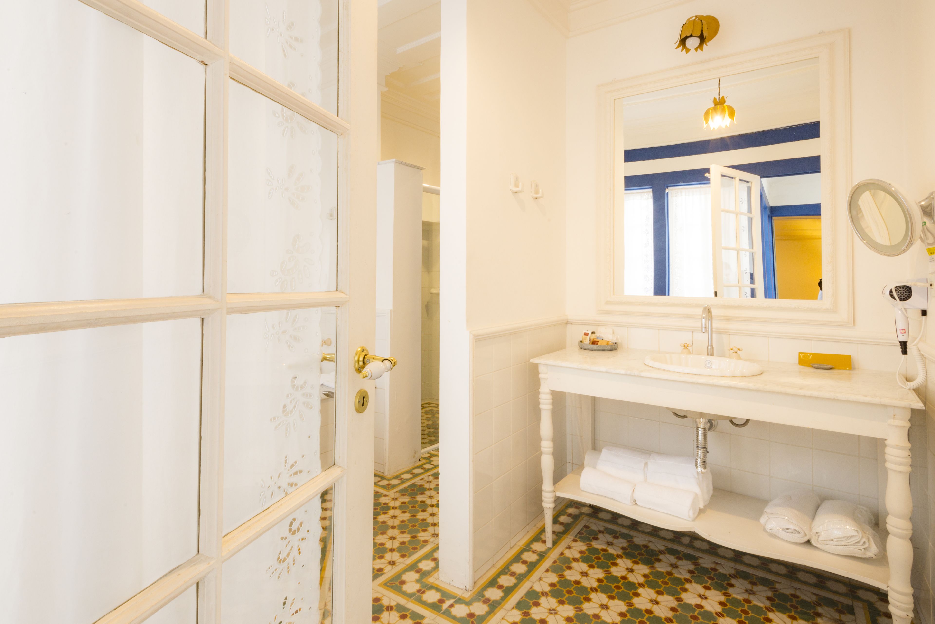suite barroco | bathroom | shower, free toiletries, hair dryer, towels