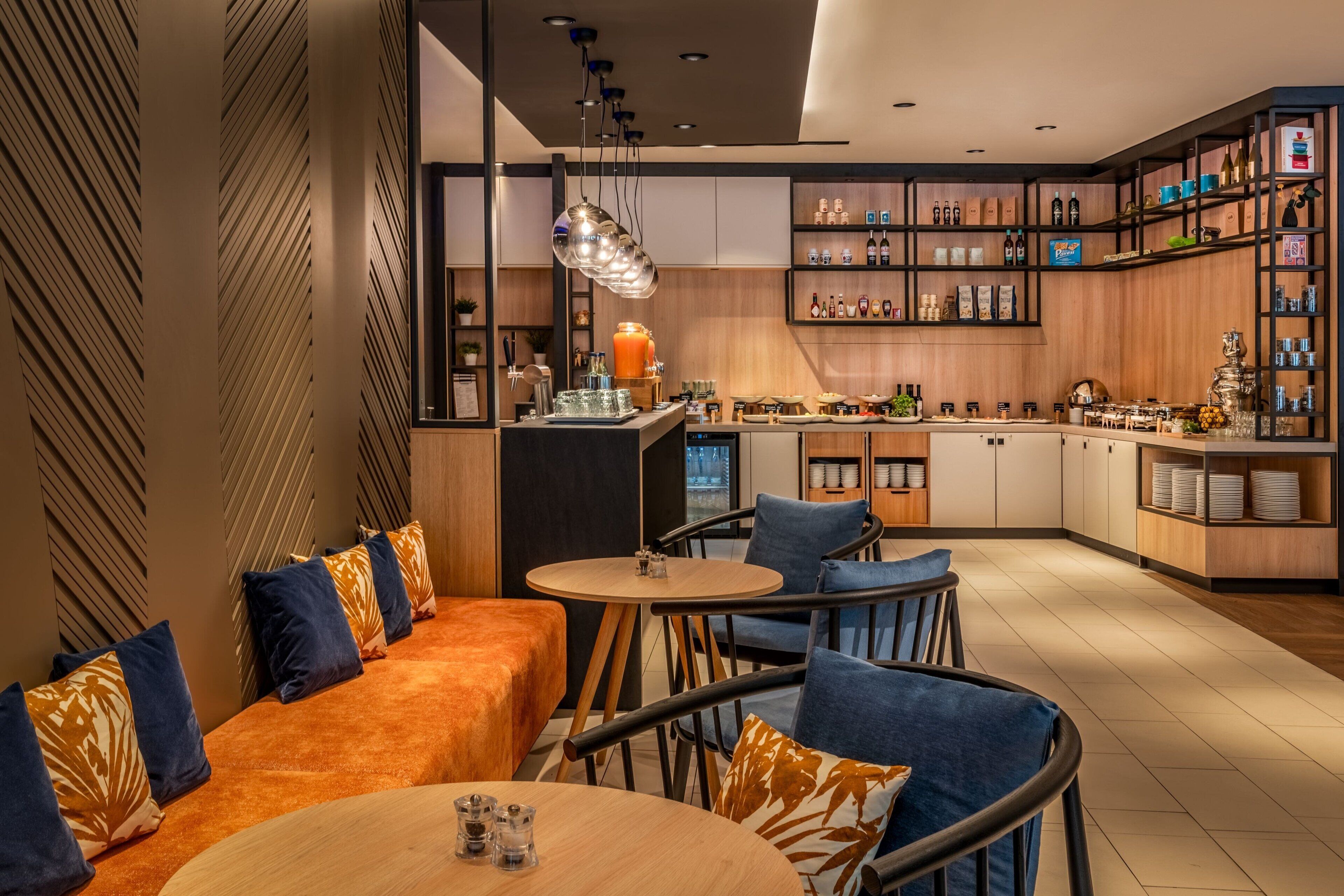 breakfast, lunch, dinner served; international cuisine