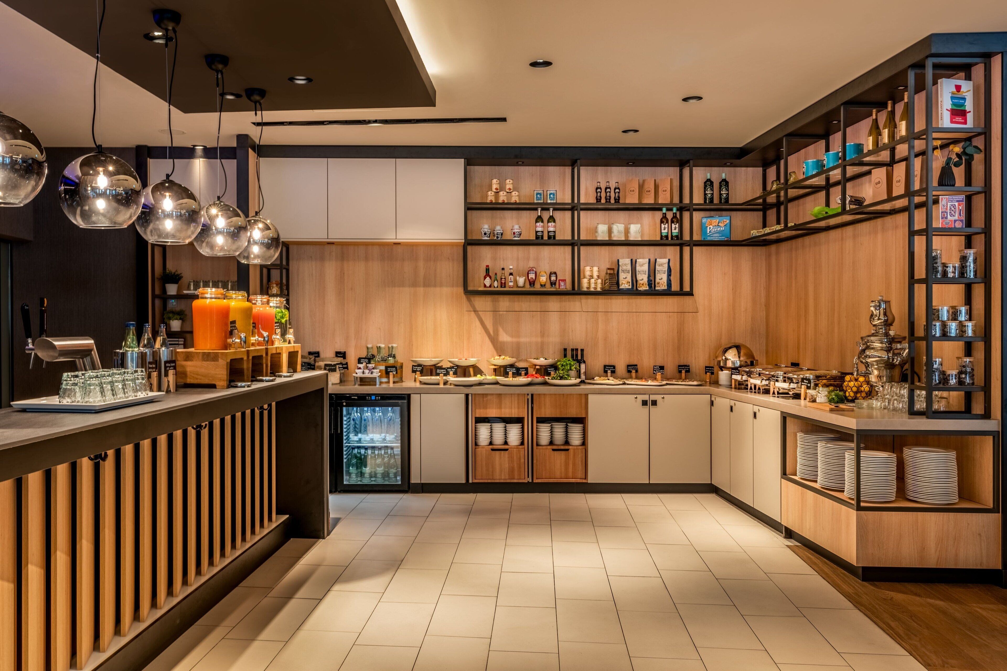 breakfast, lunch, dinner served; international cuisine