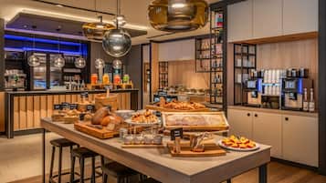 Café da manhã com buffet todos os dias (EUR 23 por pessoa)