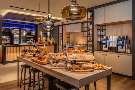 每日供应自助式早餐(每人 EUR 23)