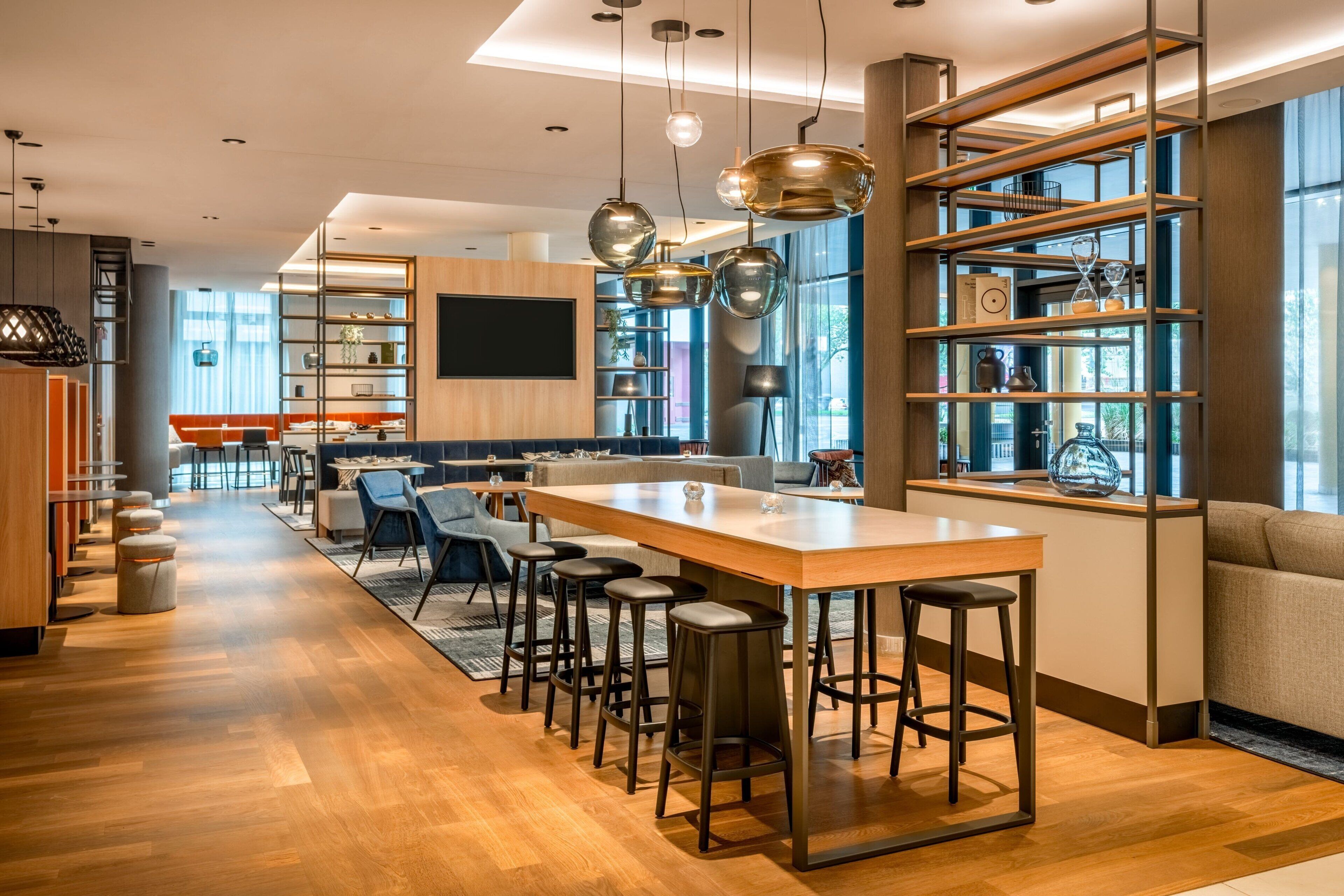 breakfast, lunch, dinner served; international cuisine