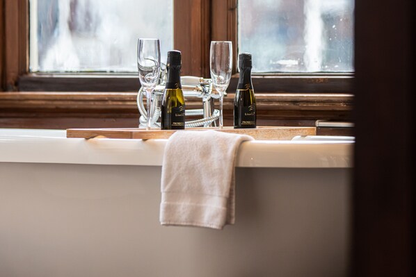 A window with a towel hanging on the sill, a wine bottle, and two glasses on a tray. - King's Inn City Hostel - Hotel Alkmaar - Hostel (Alkmaar)