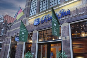 Front of property - King's Inn City Hostel - Hotel Alkmaar - Hostel (Alkmaar)