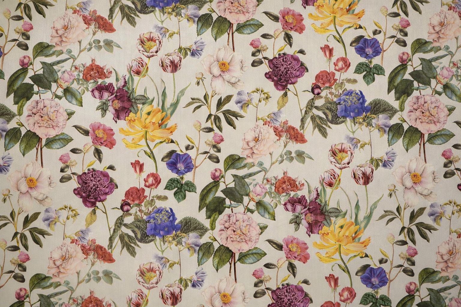 Un estampado de papel tapiz con una variedad de flores y hojas.