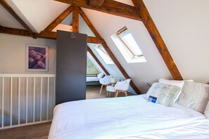Standard Triple Room | In-room safe, desk, iron/ironing board, free cots/infant beds - King's Inn City Hostel - Hotel Alkmaar - Hostel (Alkmaar)