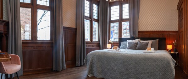 Suite | Caja de seguridad en la habitación y escritorio 