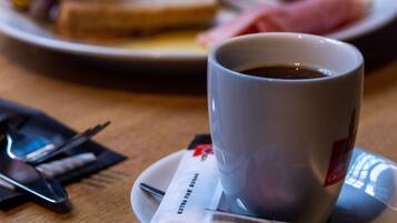 Desayuno a la carta (EUR 14.50 por persona)