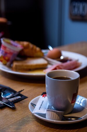 Daily cooked-to-order breakfast (EUR 14.50 per person) - King's Inn City Hostel - Hotel Alkmaar - Hostel (Alkmaar)