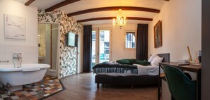 Deluxe Double Room | In-room safe, desk, iron/ironing board, free cots/infant beds - King's Inn City Hostel - Hotel Alkmaar - Hostel (Alkmaar)