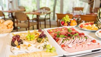 Sarapan prasmanan setiap hari (EUR 15 per orang)