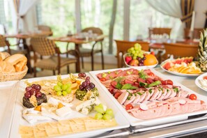 Daily buffet breakfast for a fee - Bel Air Strandhotel (Glowe)