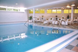 Sisäuima-allas, aurinkotuoleja