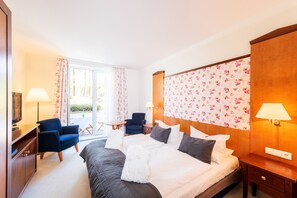 Dubbelrum - terrass (Souterrain) | Värdeförvaringsskåp på rummet, skrivbord och arbetsyta för laptop