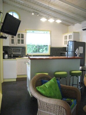 Cottage, 2 camere da letto, 2 bagni, vista giardino | Cucina privata | Frigorifero con congelatore, microonde, piano cottura