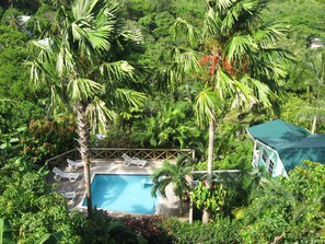 Piscina all'aperto, lettini