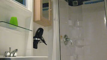 Cottage, 2 camere da letto, 2 bagni, vista giardino | Bagno | Doccia, asciugacapelli, asciugamani