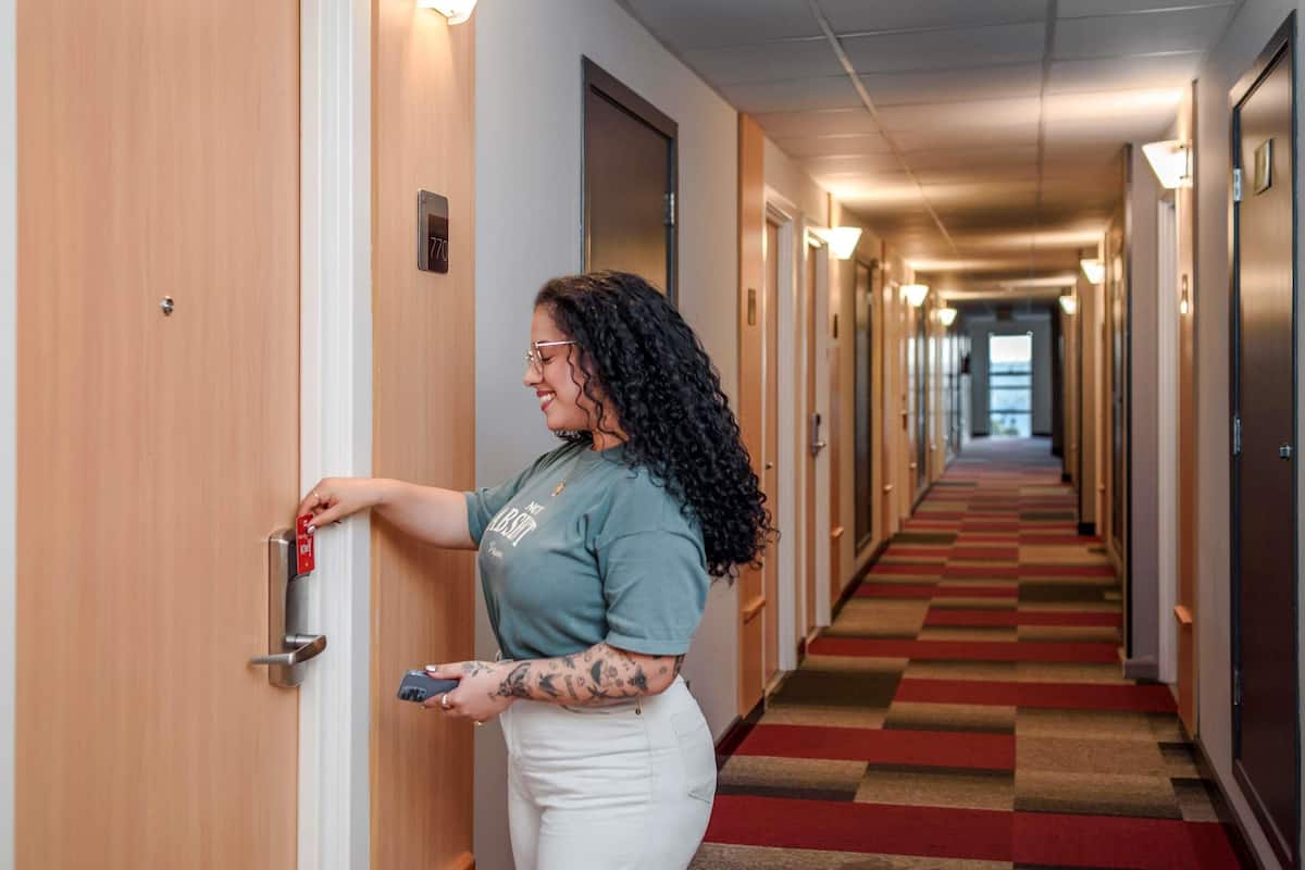 Een minibar, een bureau, verduisterende gordijnen, gratis wifi