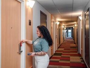 Minibar, escritorio, cortinas opacas y wifi gratis