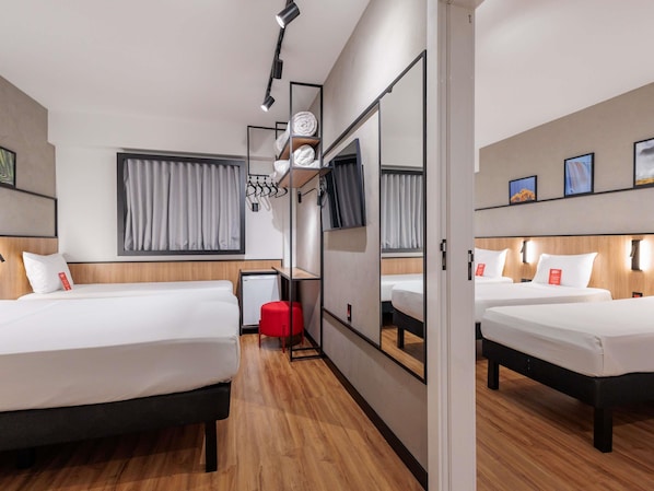 Minibar, escritorio, cortinas opacas y wifi gratis