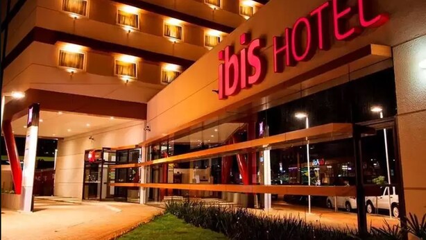 The exterior of a hotel with a prominent 'JIBIS HOTEL' sign. - ibis Foz do Iguaçu (Foz do Iguaçu)
