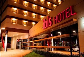 Fachada da propriedade à noite