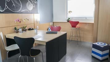 Minibar, escritorio, cortinas opacas y wifi gratis