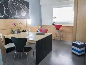 Minibar, escritorio, cortinas opacas y wifi gratis