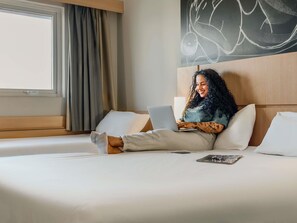 Een minibar, een bureau, verduisterende gordijnen, gratis wifi