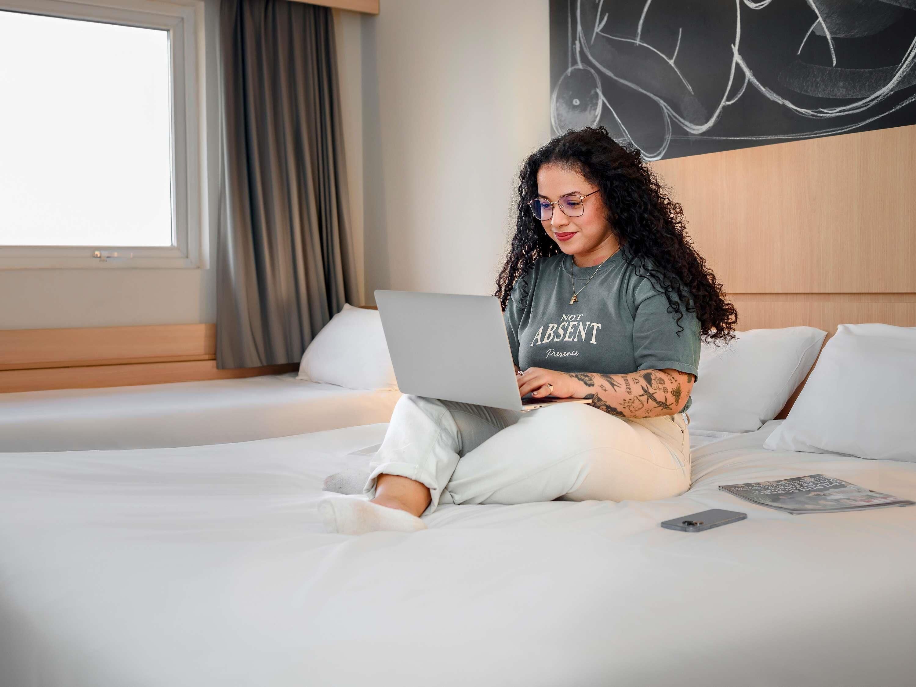 Habitación estándar con 2 camas individuales, varias camas | Minibar, escritorio, cortinas opacas y wifi gratis