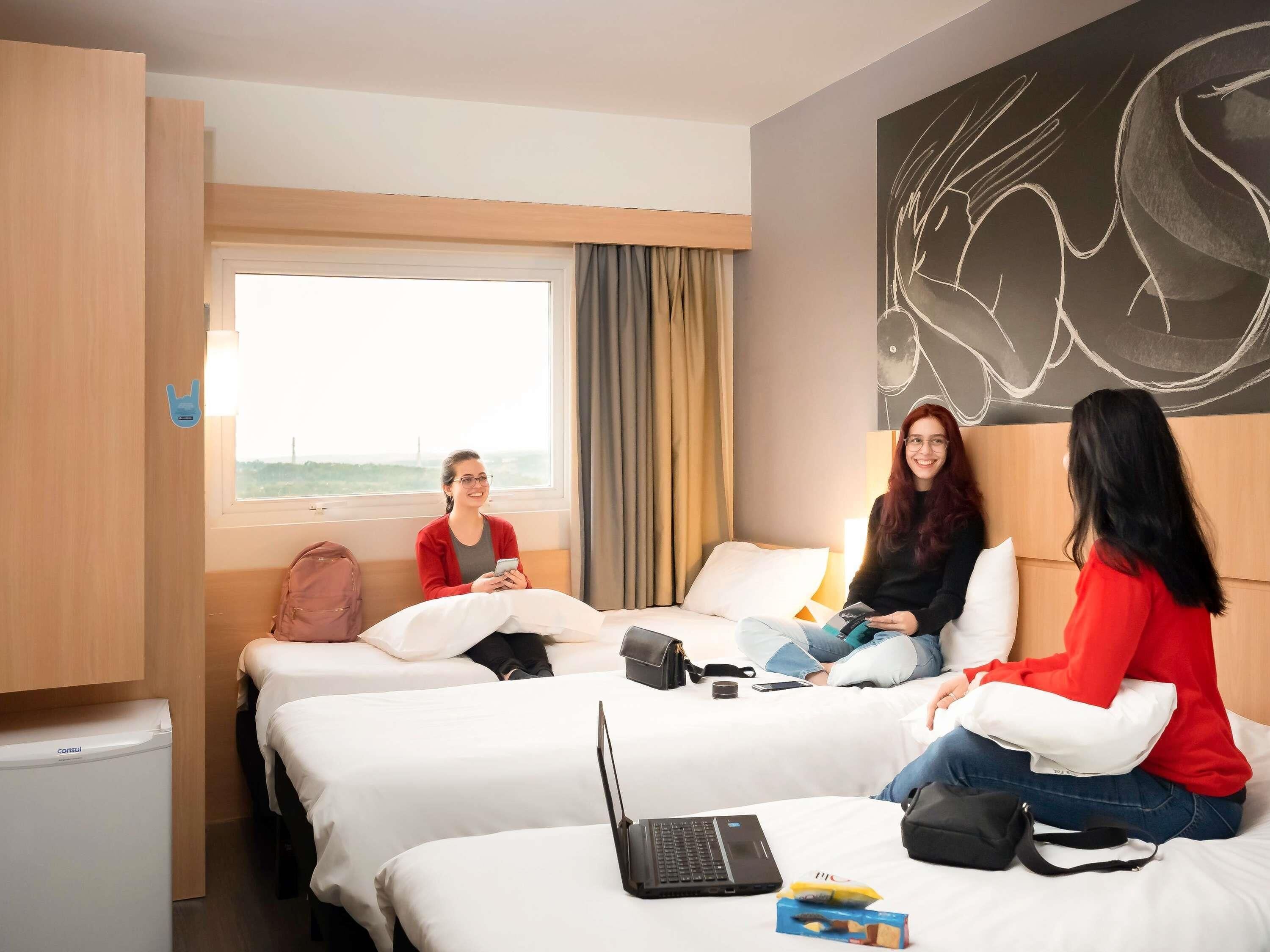Standaard kamer, 3 eenpersoonsbedden | Een minibar, een bureau, verduisterende gordijnen, gratis wifi