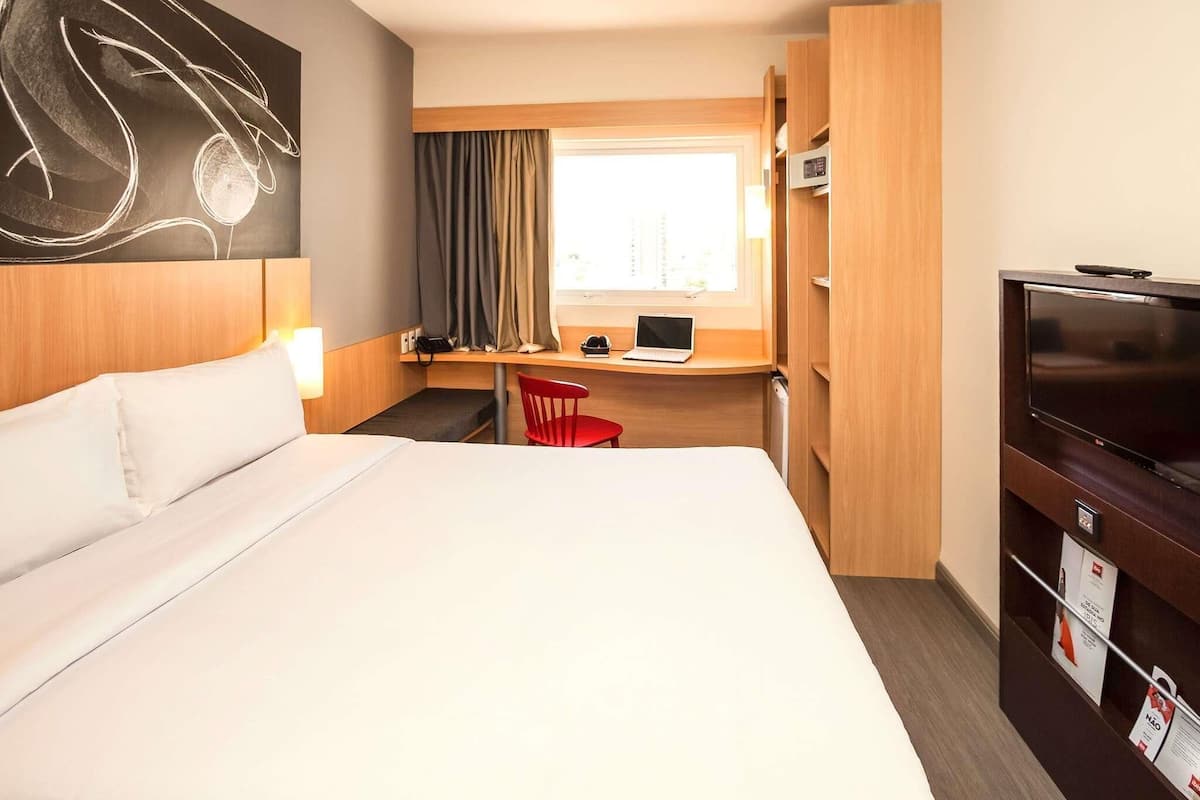 Standardrum - 1 dubbelsäng | Minibar, skrivbord, mörkläggningsgardiner och gratis wi-fi
