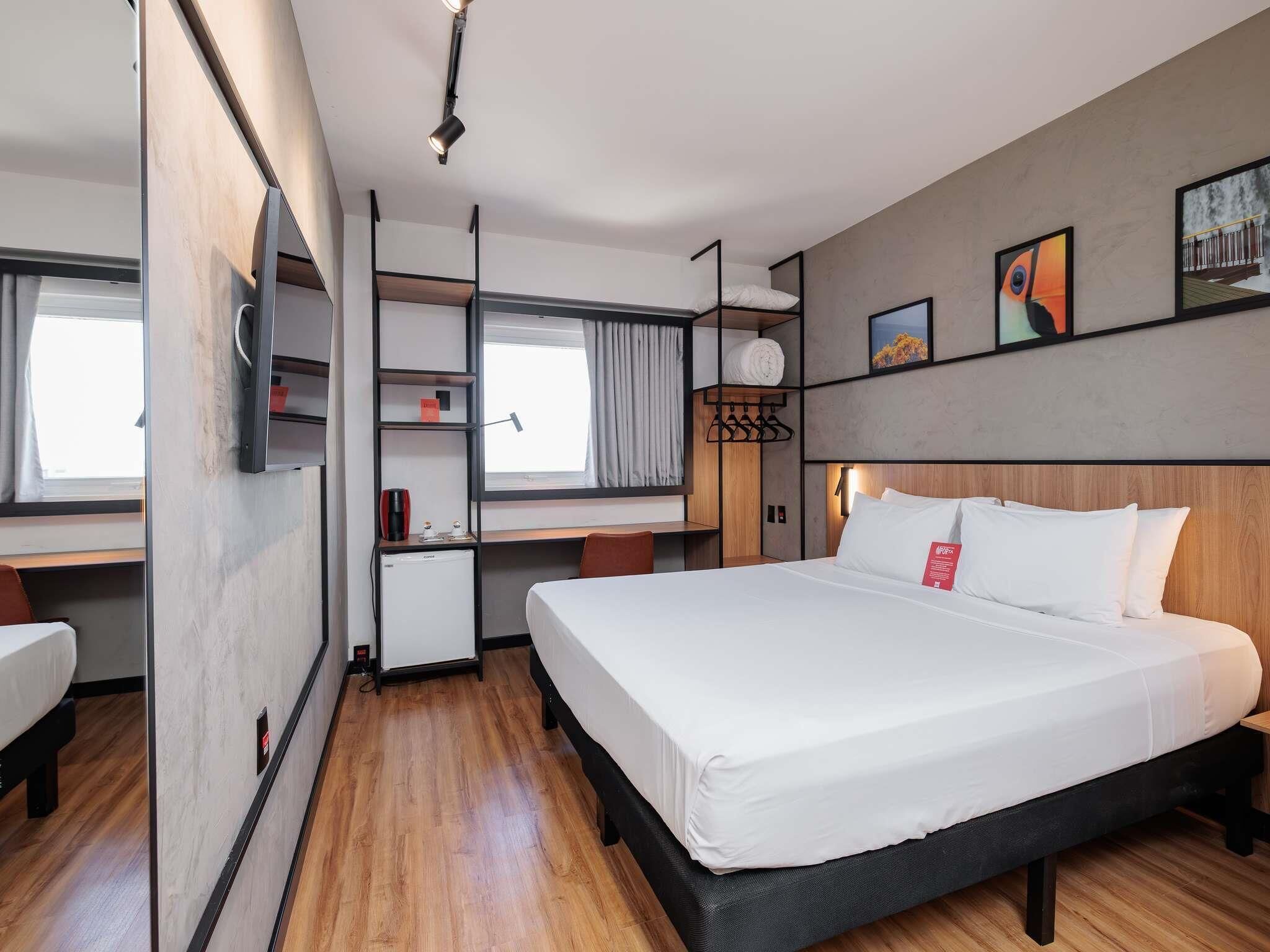 Superior kamer, 1 tweepersoonsbed | Een minibar, een bureau, verduisterende gordijnen, gratis wifi