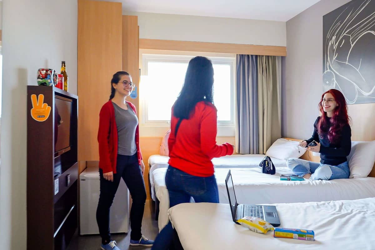 Rom – standard, 3 enkeltsenger | Minibar, skrivebord, blendingsgardiner og wi-fi (inkludert)