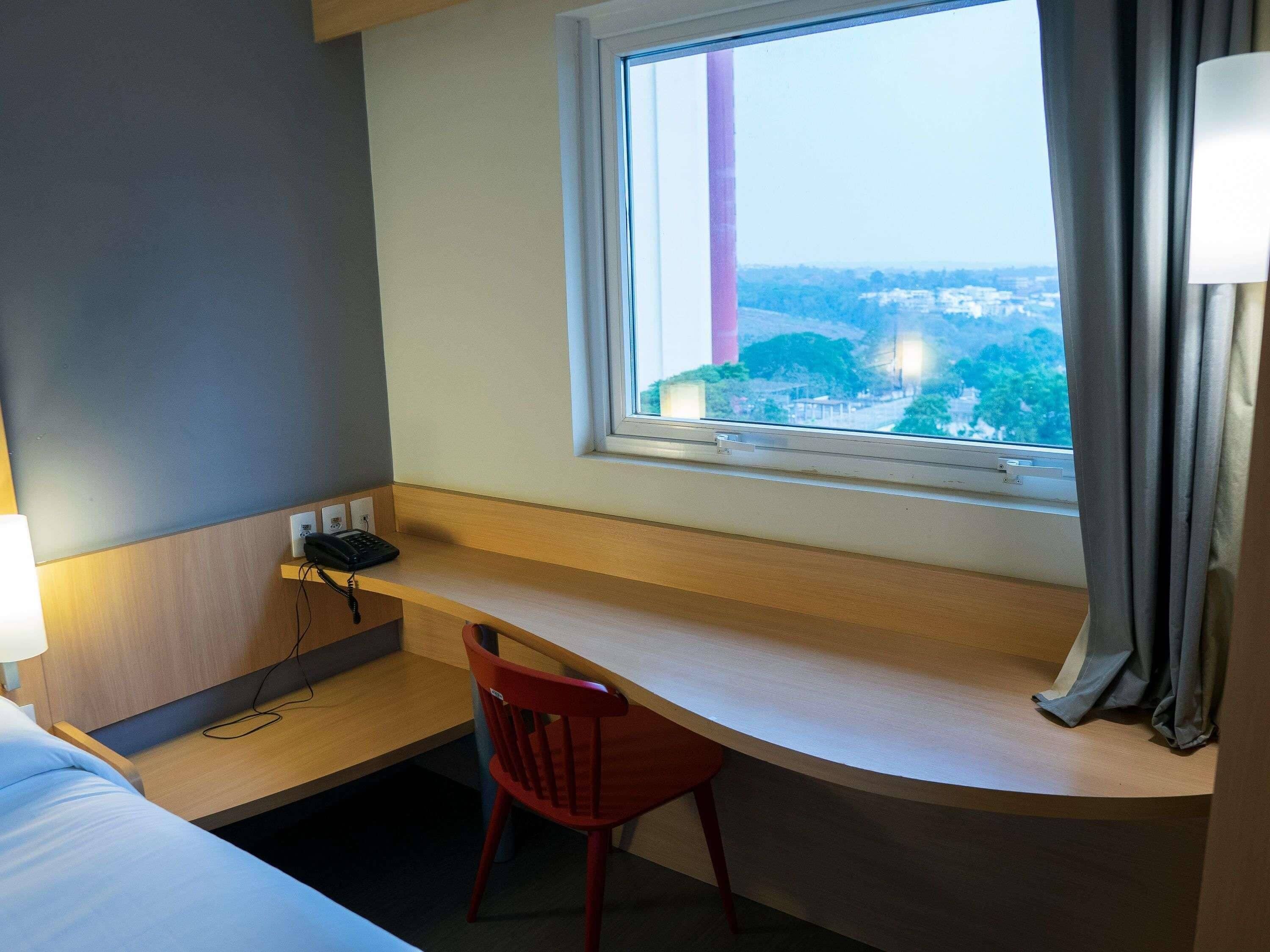 Habitación estándar con 2 camas individuales, 2 camas individuales | Minibar, escritorio, cortinas opacas y wifi gratis