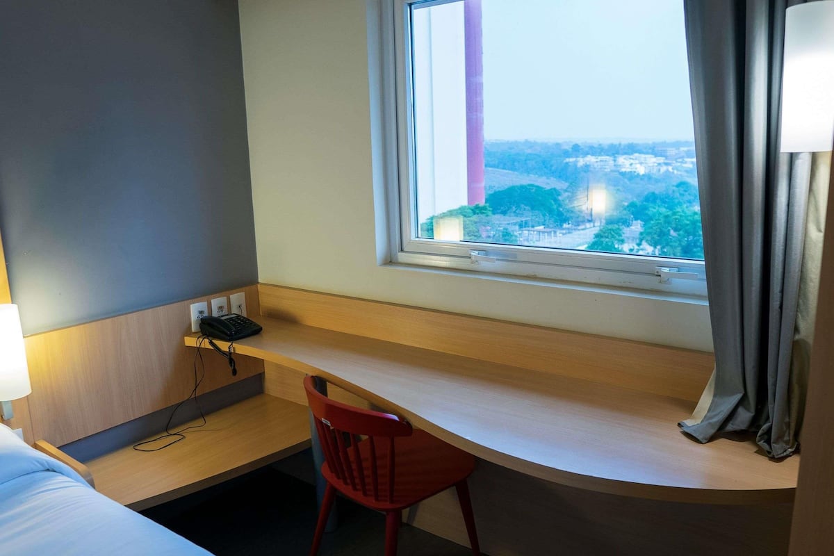 Standard tvåbäddsrum - 2 enkelsängar | Minibar, skrivbord, mörkläggningsgardiner och gratis wi-fi