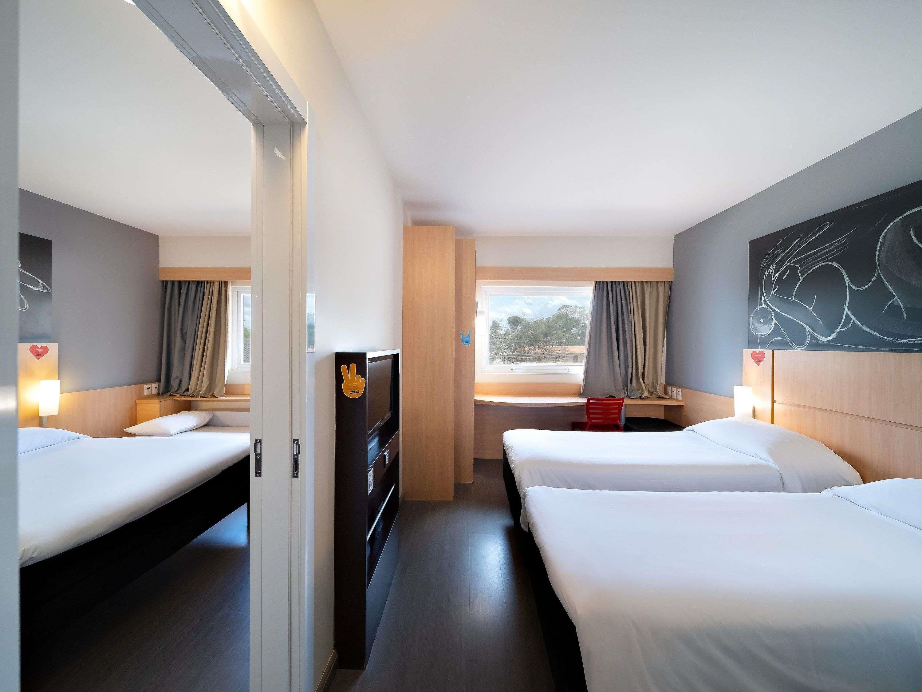 Chambre, 2 lits doubles, chambres communicantes | Minibar, bureau, rideaux occultants, Wi-Fi gratuit