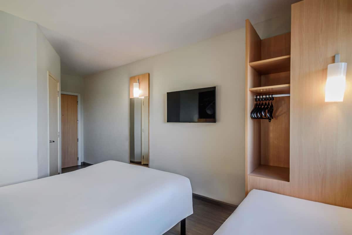 Minibar, skrivebord, blendingsgardiner og wi-fi (inkludert)